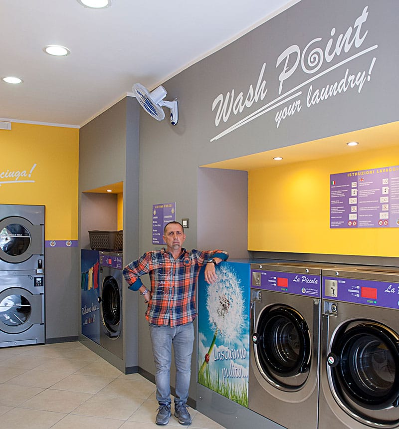 Gianni Sorrisi in una nuova lavanderia self service appena aperta