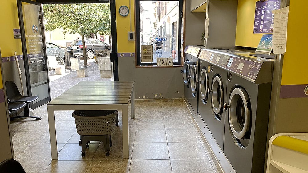 Interno di una lavanderia self service aperta con finanziamento